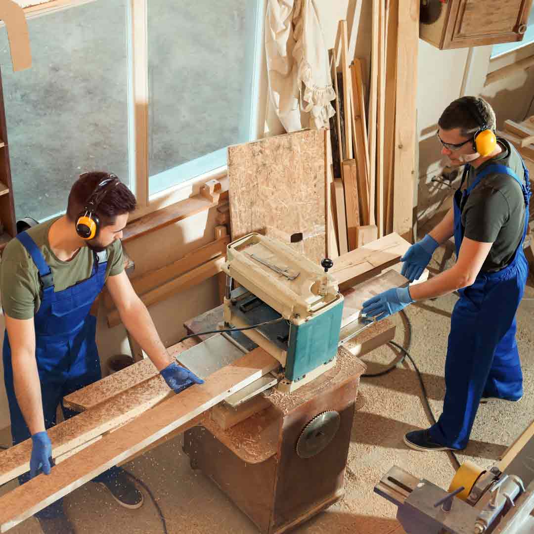 Zwei Handwerker bei der Holzverarbeitung – Symbol für Sichtbarkeit im Handwerk durch Webdesign