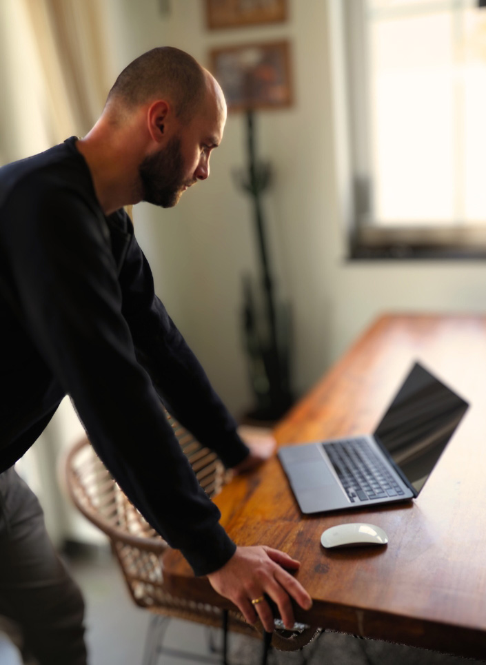 Webdesigner Waldemar Skirka arbeitet an Website für Handwerksbetrieb in Soest