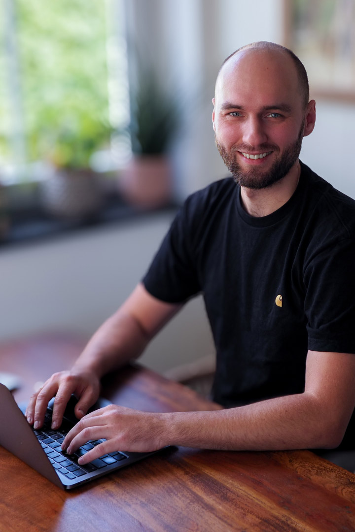 Webdesigner im Handwerk: Waldemar Skirka am Schreibtisch mit Laptop.
