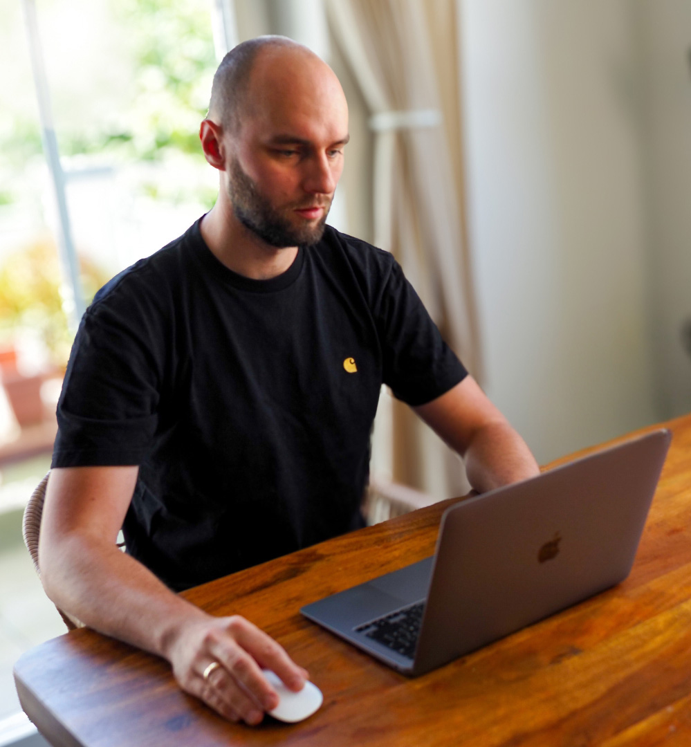 Website für Handwerker: Waldemar Skirka arbeitet am Schreibtisch mit seinem Laptop.
