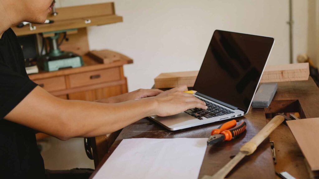 Mund-zu-Mund-Propaganda vs Website: Tischler am Laptop