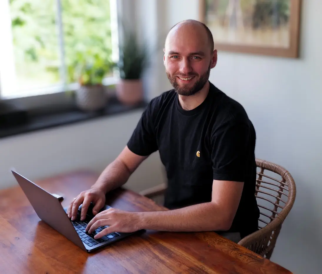 Waldemar Skirka – Webdesigner für Handwerker aus Soest, am Laptop und nahbar